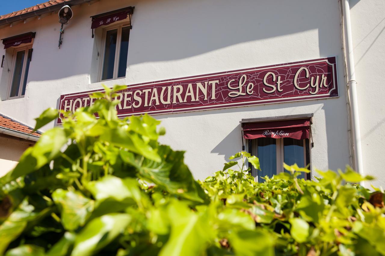 Отель Logis Le Saint Cyr Montmelard Экстерьер фото