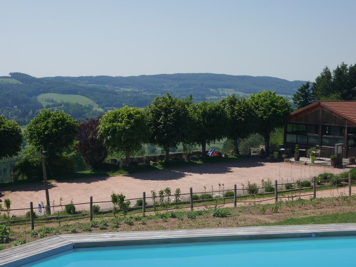 Отель Logis Le Saint Cyr Montmelard Экстерьер фото