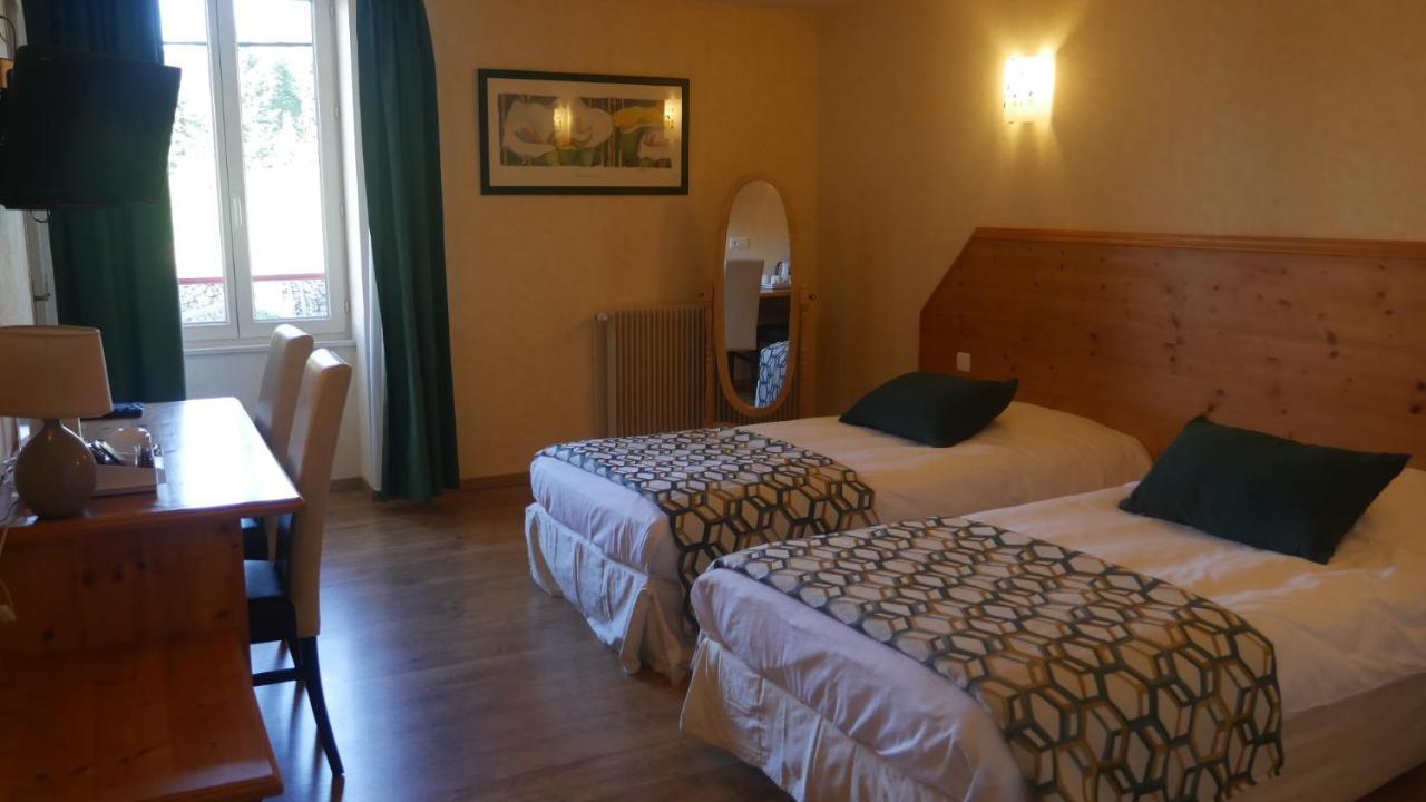 Отель Logis Le Saint Cyr Montmelard Экстерьер фото