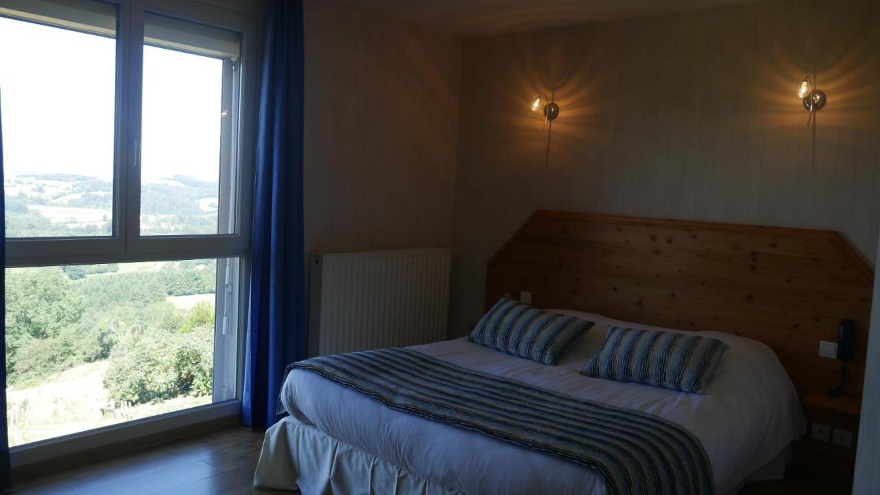 Отель Logis Le Saint Cyr Montmelard Экстерьер фото